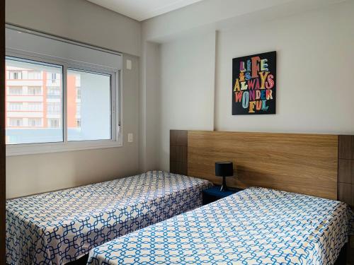 1 Schlafzimmer mit 2 Betten und einem Fenster in der Unterkunft CS Apartamento a 200 metros da Paulista com AC in São Paulo