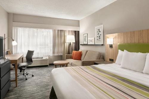 Гостиная зона в Country Inn & Suites by Radisson, Williamsburg East Busch Gardens , VA