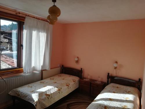 A bed or beds in a room at Guest House Terziiski
