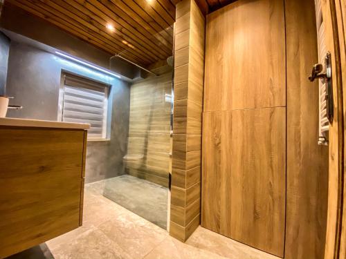 eine Dusche mit Glastür im Badezimmer in der Unterkunft Kashubia Cottage in Przewóz