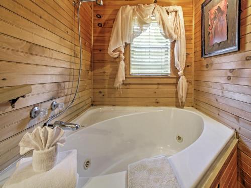 Secluded Sevierville Cabin w/ Hot Tub! photo 17