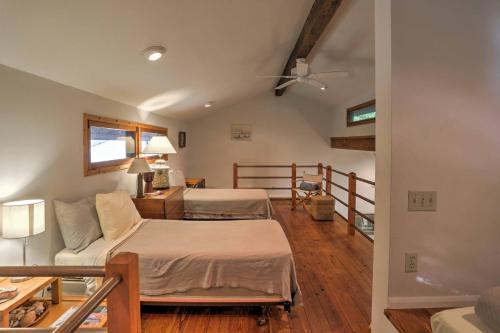 Un dormitorio con dos camas en una habitación. en St Simons Island Banana House - 5 Min to Beach!, en Mallory Park