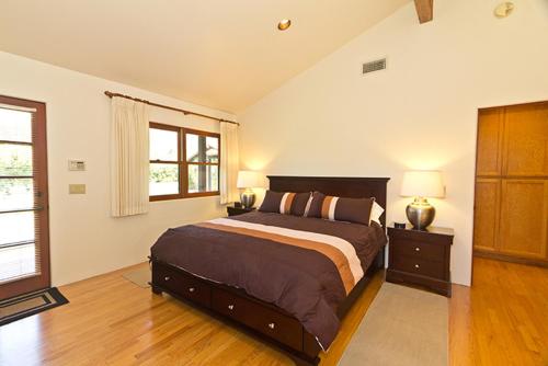 een slaapkamer met een groot bed en een raam bij Custom Mediterranean-Style Santa Barbara Apartment in Carpinteria