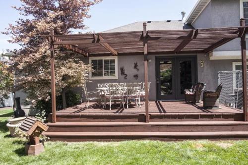 Taman di luar Incredible Sandy Home with Large Deck, Mins to Skiing
