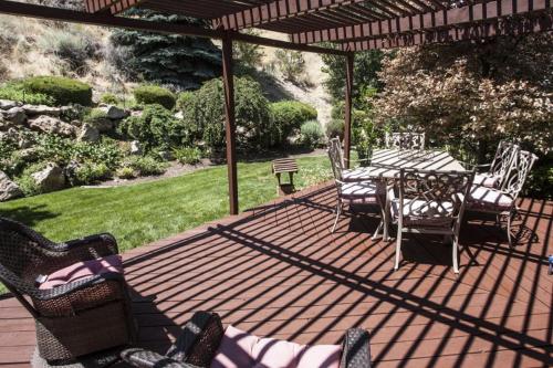 Taman di luar Incredible Sandy Home with Large Deck, Mins to Skiing