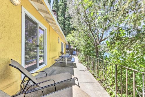 Μπαλκόνι ή βεράντα στο Wine Country Oasis with Waterfront Terrace and Dock!