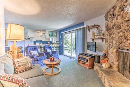 Χώρος καθιστικού στο Wine Country Oasis with Waterfront Terrace and Dock!