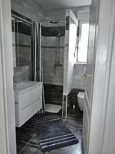 Ένα μπάνιο στο Apartments Le Mare - Pool, Sandstrand, Meerblick, W-Lan, Grill
