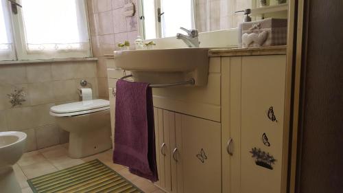 a bathroom with a sink and a toilet at Uso Turistico vicino San Giovanni in Rome