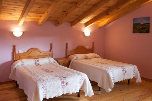מיטה או מיטות בחדר ב-Casa Rural Roblejimeno