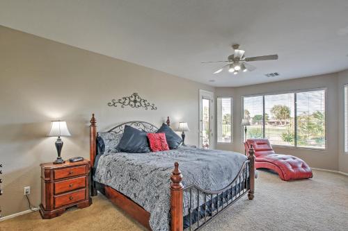 - une chambre avec un lit et un ventilateur de plafond dans l'établissement Queen Creek Home Private Pool and Golf Course View!, à Queen Creek