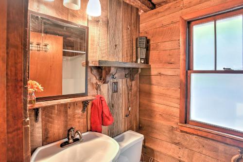 Ένα μπάνιο στο Private Getaway on 270 Acres with Lake Swim and Canoe