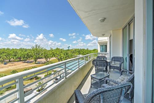 Φωτογραφία από το άλμπουμ του Beachside Biloxi Club Condo Balcony with Ocean View σε Biloxi