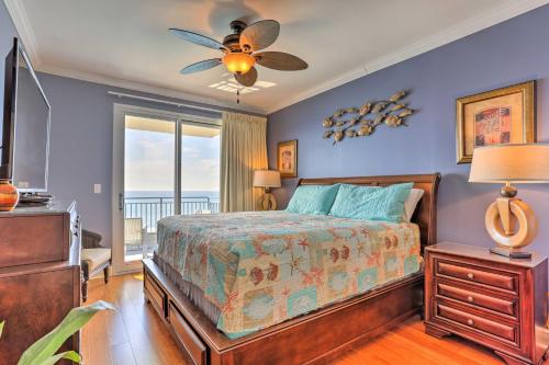 1 dormitorio con 1 cama y ventilador de techo en Panama City Beachfront Condo with Breathtaking Views, en Panama City Beach