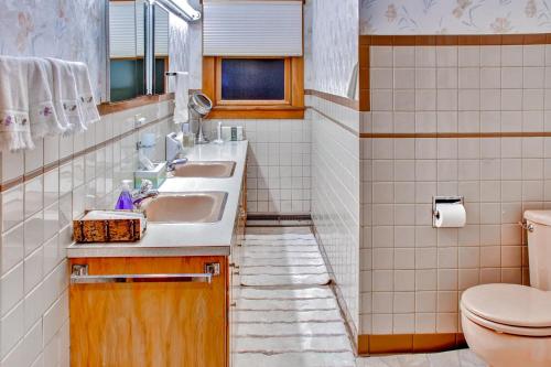 A bathroom at Spacious Brainerd Home by Dwtn - Summer Paradise!