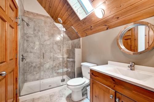 Ένα μπάνιο στο Waterfront Highland Lake Home with Deck and Dock
