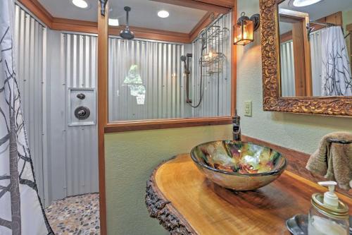 Bathroom sa Rustic Asheville Cabin 20 Acres with Swimming Pond!