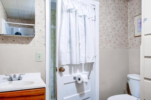 Ванна кімната в Charming Tropic Home by a Farm Near Bryce Canyon!