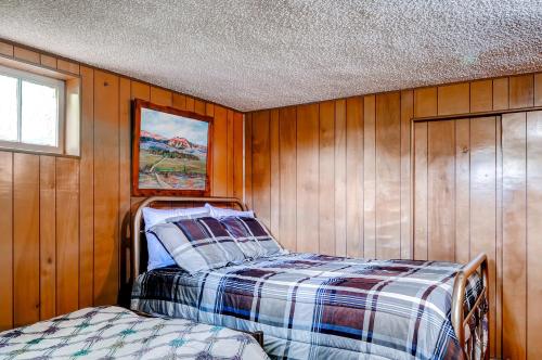Ліжко або ліжка в номері Charming Tropic Home by a Farm Near Bryce Canyon!