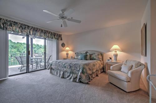Ένα ή περισσότερα κρεβάτια σε δωμάτιο στο Tranquil Osage Beach Condo with Waterfront Decks!