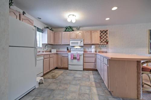 Η κουζίνα ή μικρή κουζίνα στο Tranquil Osage Beach Condo with Waterfront Decks!