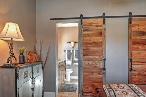 un baño con una puerta corredera de un granero en un dormitorio en Rustic Chic Home 10 Mi to Otter Creek State Park! en Circleville