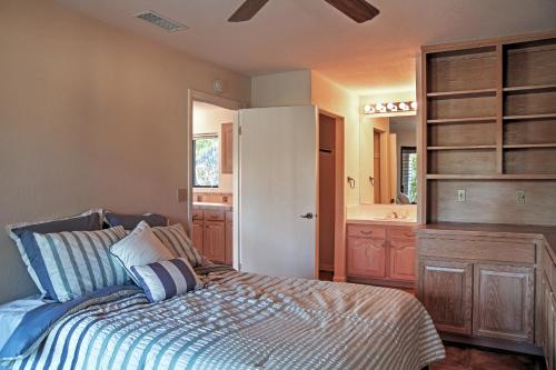 Postel nebo postele na pokoji v ubytování Borrego Springs Golfers Paradise with Private Pool!