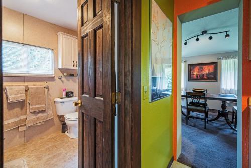 スワードにあるSecluded Seward Home Patio, 2 Mi to Kenai Fjords!のバスルーム(トイレ、テーブル付)