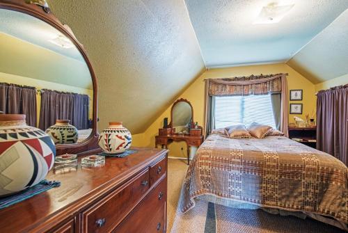 スワードにあるSecluded Seward Home Patio, 2 Mi to Kenai Fjords!のベッドと大きな鏡のある寝室