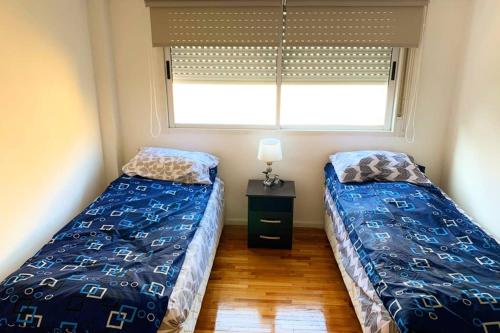 1 dormitorio con 2 camas y ventana en Apartamento Ubicación Céntrica cerca de Shopping y Supermercado en Buenos Aires