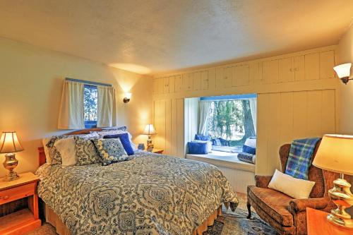 Giường trong phòng chung tại Quiet Durango Farmhouse with Beautiful Yard and Gazebo