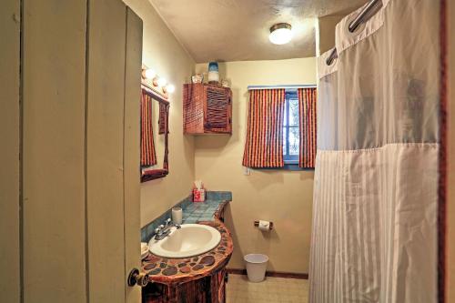 Phòng tắm tại Quiet Durango Farmhouse with Beautiful Yard and Gazebo