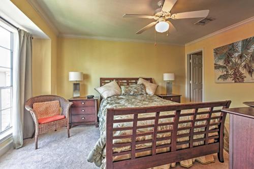 Ein Bett oder Betten in einem Zimmer der Unterkunft Colorful Galveston Retreat Steps from Beach and Pool