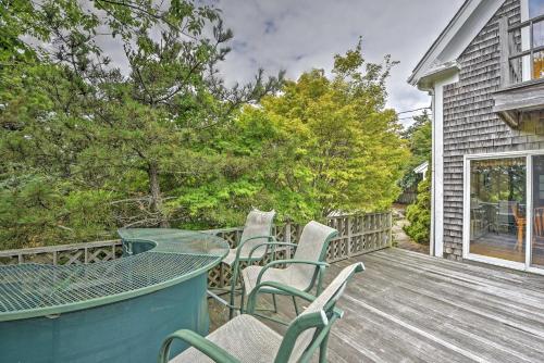 Zahrada ubytování Charming Hyannis Home with Deck Walk to Beach!