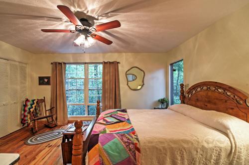 Ένα ή περισσότερα κρεβάτια σε δωμάτιο στο Serene Creekside Cottage Near Asheville with Fire Pit