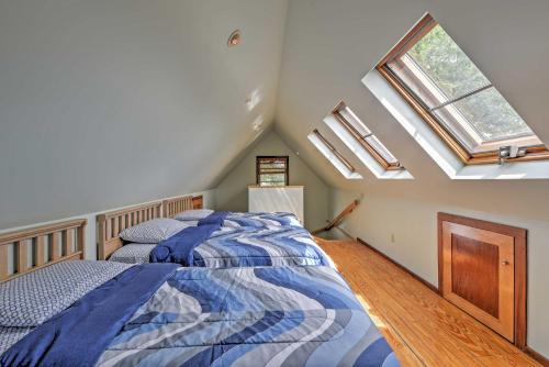 2 Betten in einem Schlafzimmer im Dachgeschoss mit Oberlichtern in der Unterkunft Charming Hyannis Home with Deck, 0 2 Mi to the Beach in Hyannis