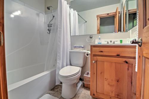Kupaonica u objektu Truckee Condo with Grill and Northstar Resort Shuttle