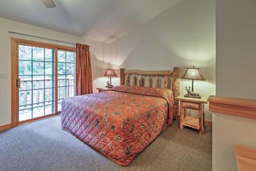 - une chambre avec un lit et une grande fenêtre dans l'établissement Cozy Townhome, Half Mi to Starved Rock State Park!, à Utica