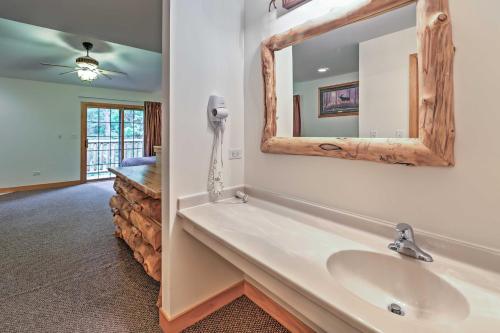 La salle de bains est pourvue d'un lavabo et d'un miroir. dans l'établissement Cozy Townhome, Half Mi to Starved Rock State Park!, à Utica