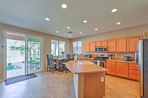 Η κουζίνα ή μικρή κουζίνα στο Inviting Surprise Home with Private Pool Near Golf!
