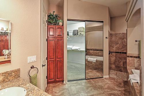 Koupelna v ubytování Private Pool Mtn-View Lake Havasu City Retreat