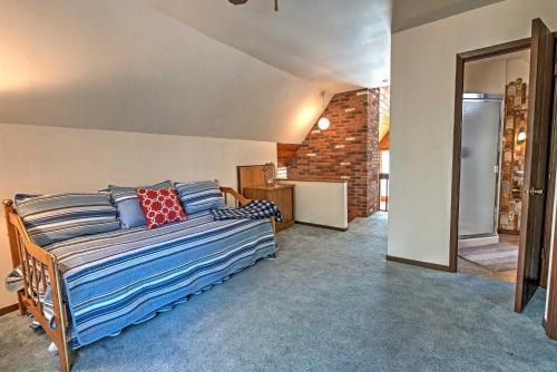 En eller flere senger på et rom på Palmerton Home on 3 Acres - 5 Mi to Blue Mountain!