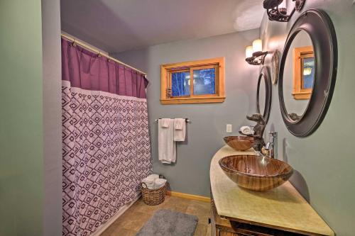 Ένα μπάνιο στο Jewett Cabin with Viewing Deck - 10 Mins to Skiing!