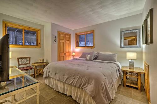 Легло или легла в стая в Jewett Cabin with Viewing Deck - 10 Mins to Skiing!