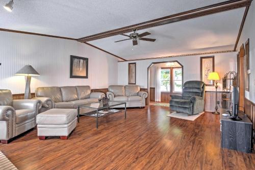 Χώρος καθιστικού στο Captivating Cadiz Hideaway with Deck on Lake Barkley