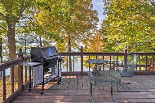 Μπαλκόνι ή βεράντα στο Captivating Cadiz Hideaway with Deck on Lake Barkley