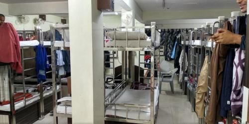 een kamer gevuld met veel kledingrekken bij Adarsh lodge in Jamshedpur