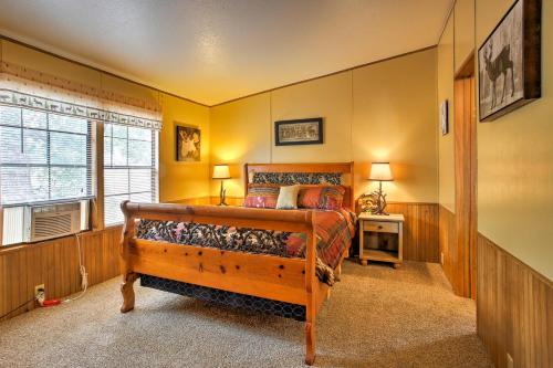 Schlafzimmer mit einem Bett und einem Fenster in der Unterkunft Peaceful Serenity Ranch - Day Trip to Yosemite! in Coulterville