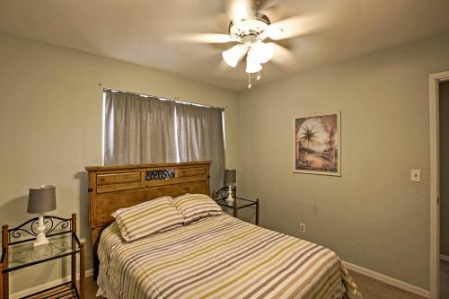 Postel nebo postele na pokoji v ubytování Pet-Friendly Daytona Beach Home, Walk to the Ocean