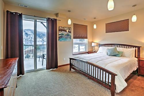 Postel nebo postele na pokoji v ubytování Lake Chelan Manson Bay Condo with Pool Access!